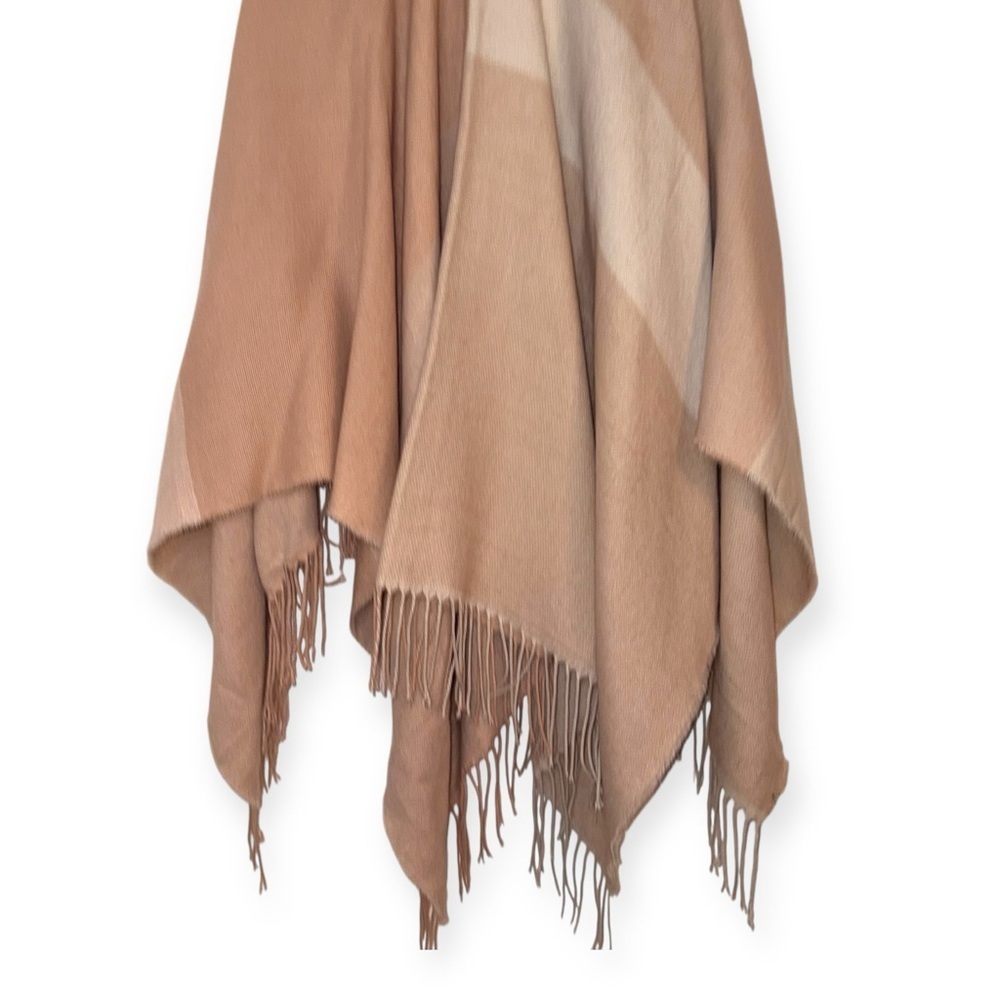NWT Colorblock Fringe Ruana Shawl Wrap Poncho Beige Blush One Size - Picture 9 of 11